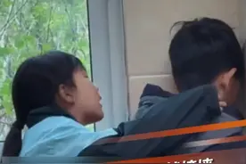 12月16日，江苏南京，还在读小学的小树（化名）在课间突然不断撞墙。孩子妈妈说，小树是一个自闭症谱系的孩子，撞墙可能是一个刻板行为。孩子妈妈说，现在孩子去上学不痛苦，是被老师和同学治愈的， “他能感受到同学的那份善意。”#自闭症 #刻板行为 #暖心 @DOU+小助手 @抖音短视频视频封面