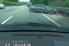 #白车高速上超车被超灰车失控 ，后车及时刹住，但吓得不轻！你认为责任该如何划分？视频封面