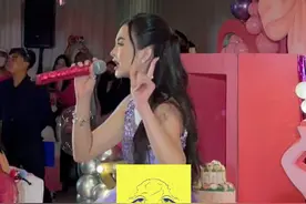 当你在18岁生日派对 唱了最爱的歌 歌名: Mamma Mia
原唱: ABBA
演唱: Kaisha
翻译: Chrisongs的音乐小巢
记得关注小巢,收藏歌单喔
<今天从音乐小巢听起>
#音乐小巢 #abba视频封面