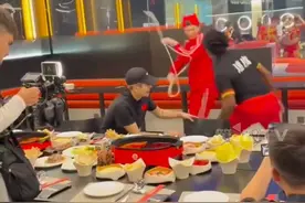这波文化输出可以！#王嘉尔带美国网红甲亢哥吃火锅 ，“甲亢哥”上演真人版“吃豆人”，王嘉尔惊到抱头！视频封面