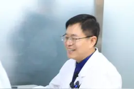 兽皮痣是一种罕见的病症，其发病率极低，仅为二十万分之一。如果家长发现孩子患有此病，不必过于担忧，只需按照医生的建议和方案，逐步进行治疗即可。#兽皮痣 #诊室日常 #抖出健康知识宝藏  #刘新海医生 #医者仁心视频封面