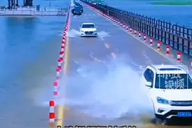 8月8日（发布），江西九江。“中国最美水上公路”8月8日通行，不需要预约，只限白天通行，现场有交警指挥，两轮车和行人不能通行。关注👉@小政视频  #江西dou知道 #抖音小助手 #爆料入口 #水上公路#吴城 （来源：@MaYi分享风景 ）