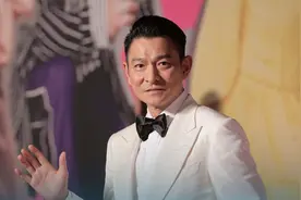 从金鸡奖看出刘德华的地位 金鸡奖时，刘德华被安排在超级C位视频封面