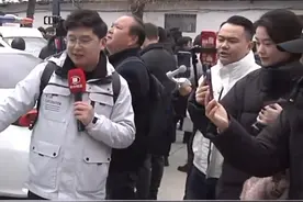 太昊陵庙会摊位竞拍现场，记者被多人“怼脸”拍摄，直呼“有点社恐”#河南dou知道视频封面