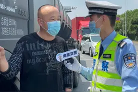 大型货车为何右转要先停？这位司机大哥说的好！#守法规知礼让 #交通安全 #南京交警 视频封面