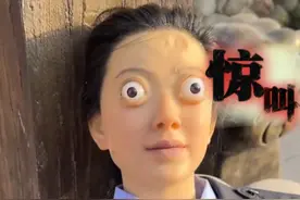 小区定制蜡像保安放门口看门。眼球需要从嘴里装进去。网友：物业跟业主有仇？想吓死谁！（来源：长城新媒体）视频封面