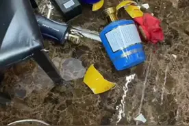 近日厦门，酒柜突然爆炸，高档白酒洒一地，店家：损失一万多，乐观对待#监控下的一幕 视频封面