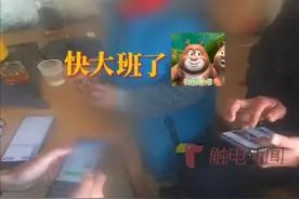 近日，深圳龙华一名5岁男孩独自出门找妈妈，结果迷路“暴走”两三公里，走到了东莞塘厦地界。所幸，东莞塘厦沙湖执勤卡点警员及时发现，将其带回执勤点。在两地警方的努力下，2小时内帮助走失男孩找到了家人。（广东台记者：李海富）视频封面