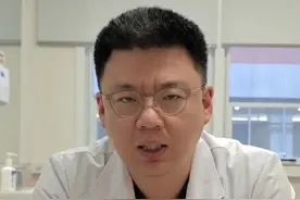 良性病患者的输尿管狭窄首选修复手术而非支架，主要在于修复手术能从源泉上解决狭窄问题。通过手术恢复输尿管正常结构与功能 能够摆脱支架恢复正常人的生活#输尿管狭窄 #输尿管修复 #医生AI分身 #医学科普 #抖出健康知识宝藏视频封面