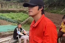 泉州一男子撞脸周杰伦，“父亲和周杰伦爸爸也有点相似”，网友：比“卖饼伦”还像，不说真以为是亲戚#周杰伦  #撞脸明星视频封面