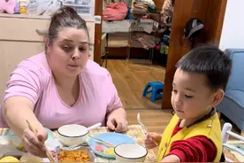 接老人来北京过冬啦 村里烧天然气很贵的，让爸爸来我们租的房子过冬会省很多钱#亲子日常 #中美家庭 #混血萌娃视频封面