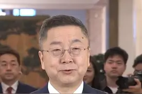 中国科学家冲破40年的激光技术垄断，现在我们用43秒就可以完成一辆新能源汽车车身的激光焊接#2025全国两会视频封面