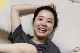 宝宝们你们看爱吃和韩国爸爸妈妈的坐沙发方式！我和爱吃结婚这么多年还是很震惊！是不是所有的韩国人都不爱坐沙发？#外国媳妇#中韩夫妇 #婚后生活 #文化差异视频封面