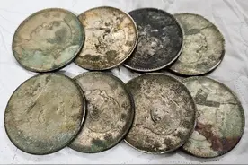 窑洞里挖出8块老银元，专家说一个一百万！听听小闫鉴宝怎么说视频封面