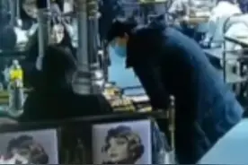 1月17日，河南三门峡，女子烧烤店遭男子持刀锁喉，店主夫妻奋不顾身夺刀：可能是闹别扭 ，已被警方带走。视频封面