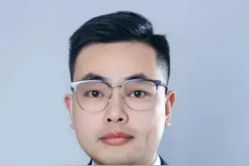 微信建群打麻将，居然被抓？！ 很多人都没意识到的法律风险！“很多人以为在微信群里拉人打麻将很正常，可你知道吗？这事可能涉嫌‘开设赌场罪’！”#宜黄律师 #抚州冯明昊律师 #打牌 #手机麻将 视频封面