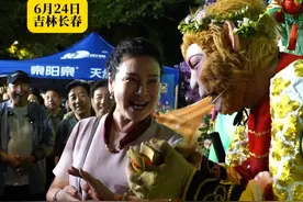 6月24日晚，著名二人转表演艺术家闫淑萍在长春动植物园内和雪饼猴王铁柱共唱二人转小段《小拜年》。（记者 刘郡 编审 刘郡 复审 毕继红 终审 王首道）#长春动植物公园  #雪饼猴  #闫淑萍  #二人转