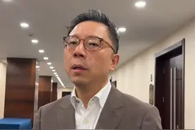 全国政协委员、上海交通大学安泰经济与管理学院教授陆铭接受工人日报记者采访时表示，对于外卖骑手等新就业形态劳动者，要根据灵活就业性质，尊重个人选择，建议加快建设全国统一的社保体系。（工人日报客户端记者 曹玥）#2025全国两会  #建议为骑手建立全国统一社保制度视频封面