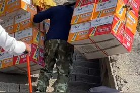 10月11日（采访），山东泰安，网友爬泰山遇到挑山工扛二十多箱泡面，每一步都走得很艰难。网友：他挑的不是担子，是生活！#泰山挑山工视频封面