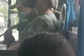 公交车偶遇一位老奶奶，坐姿端庄，气质优雅。网友：这是刻在骨子里的优雅#奶奶#气质#优雅永不过时 视频封面