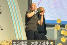 3月25日，内蒙古，“一时不知道谁是主角”，婚礼典礼结束后 新娘爸爸上台高歌一曲，宾客们上台伴舞 松弛感拉满，网友：不敢说话 我爸喝嗨了就唱这个 来源@一起吃菠罗女士 #舞台无处不在 #新婚现场 #多才多艺视频封面