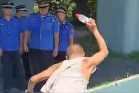 父子因摆摊违规占道与城管冲突，身上仅剩5元情绪失控！城管“刚柔并济”处理，父子俩月入6000!（第一现场）#大象主播说