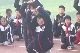11月7日江西南昌，小学生运动会彩排舞蹈，自信满满跳《爱你》，网友：每个学校都有一个小可爱！视频封面