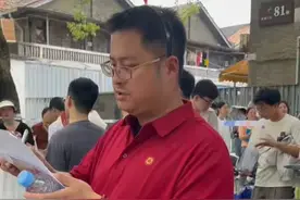 这届老师太拼了！陪考老师头戴“箭头帽”成考场外最萌路标！#2025高考   #师生日常  #直击2025江西高考视频封面