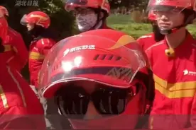 京东：有平台强迫外卖员“二选一”，接京东平台秒送订单将被封杀，奉劝某平台好自为之，京东将给予被封杀骑手足够单量，对超时20分钟以上的外卖全免单，优先为骑手的对象安排工作。（剪辑：鲲鹏）