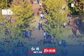 长沙教育局回应高中双休制建议 长沙市教育局回复网友发帖：  严禁高中学校在法定节假日、寒暑假成建制补课。长沙部分高中已下发本周末放假的通知。视频封面