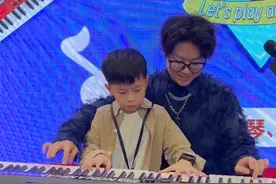 偶遇绝对音感的小朋友即兴合奏，最后也太绝了！！！ #钢琴 #即兴演奏 #合奏 #路人视角 #即兴视频封面