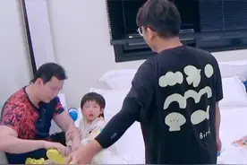 爸爸终于把滚滚安抚好了 #我们的爸爸视频封面