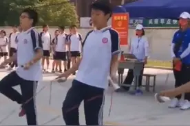 6月18日（发布时间），河南信阳，#男生右脚骨折全程靠左脚拿到跳绳满分：他还想拄着拐杖去考足球。视频封面