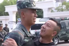 时隔三年没见，父亲悄悄来到部队看望当兵的儿子，见面那一刻让人泪目视频封面