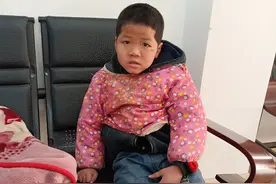 谁家孩子走丢了？贵港一名4岁男孩被救助，穿粉色花罩衣、牛仔裤图片
