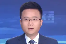 奔驰车主亮证逼迫让路，仅凭车牌报出对方住址、姓氏，“证”后身份必须追问，权力不是用来吓唬老百姓的，证件更不能成为威胁工具 （大象新闻评论员 张莉）#大象主播说视频封面