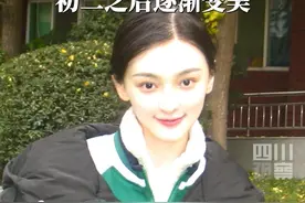 #听障女孩宸玥自称小时候不好看：小时候皮肤黑、头发少、发际线高，长大注意防晒后才逐渐变美，开始意识到自己长相比较完美是在初二的时候。#此刻2025