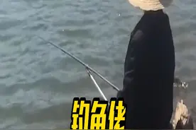 钓教除了钓不到鱼，什么稀奇古怪的东西都能钓到。 #搞笑  #万万没想到  #钓鱼  #奇葩物品  #炸裂视频封面
