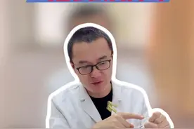 乳腺肿瘤太小就怕穿刺没有准确穿到。 本案例患者在外院穿刺提示是良性，但是结合影像学检查钼靶4C和彩超4B，加上肿块只有几毫米，我更偏向将肿块完整切除后送病理检查才更放心。#门诊案例 #乳腺外科张剑辉 #硬核健康科普行动 #诊室日常视频封面