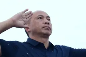 天安门广场感人一幕，两兄弟将父母扛在肩上看升旗仪式，老兵父亲眼神坚定，庄严敬礼让人动容#天安门升旗 #老兵视频封面