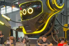 iQOO 15 超前“亮相”ChinaJoy展馆，屏幕与性能体验双双跃进 #iQOO15  #2025ChinaJoy