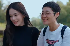 网红迅猛龙以223分成绩考上复旦大学MBA，她与名师刘晓艳同框回应质疑：考研和长得好不好看没关系，我考研的目的是为了让自己满意，不想10年后回头看因为没有继续往前而后悔。#迅猛龙 #迅猛龙特蕾莎 #刘晓艳