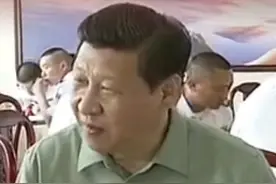 2013年4月9日，习近平视察海军驻三亚部队，在水兵餐厅同战士们共进午餐。