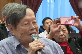 杨振宁获颁感动中国年度人物，他用50年回应邓稼先千里同途之约。致敬！ 视频封面