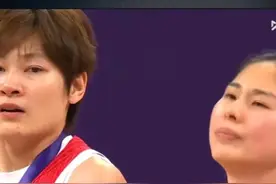 #中国女篮队员们都哭了 ##中国女篮亚洲杯季军 # 

赛后颁奖仪式，中国女篮的姑娘们都哭了。
世界杯、奥运会我们继续加油！[加油][心]

赛后@王思雨-Rainy  表示昨天的结果很难接受，但全队还是调整好了迎接今天的比赛。对于这个结局心里有不甘，但还是想尽力去挽回。

制作/管晋