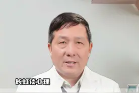 强迫症的理想治疗方案有哪些 强迫症的理想治疗方案通常包括以下几种方法：


• 心理治疗：

• 认知行为疗法（CBT）：这是治疗强迫症最常用的心理治疗方法之一，通过改变患者的思维模式和行为，帮助其应对和处理强迫思维和行为。

• 暴露疗法：通过逐步暴露患者对恐惧对象的思维和情境来减轻焦虑和恐惧。

• 精神动力学治疗：通过探索患者的内心冲突和过去经历，帮助其理解和解决潜在的心理问题。


• 药物治疗：

• 常用的药物包括选择性5-羟色胺再摄取抑制剂（SSRIs）和三环类抗抑郁药（TCAs），如氟西汀、帕罗西汀、舍曲林等。

• 药物治疗应在医生的指导下进行，以确保安全和有效。


• 物理治疗：

• 重复经颅磁刺激（rTMS）：通过磁场刺激大脑特定区域，改善患者的情绪状态和思维模式。

• 深部脑刺激（DBS）：对于某些严重的强迫症患者，可能是一种有效的治疗方法。


• 生活方式的调整：

• 保持规律的作息、合理饮食、适度运动以及避免酒精和药物滥用，这些都有助于强迫症的治疗和预防。


• 社会支持：

• 家庭和社会的支持对于强迫症患者的治疗非常重要，可以帮助患者更好地恢复正常的生活状态。


• 自我调节：

• 调整心态、转移注意力、学会拖延和放松技巧，这些方法可以帮助患者减轻焦虑和紧张情绪，从而缓解强迫症症状。

强迫症的治疗需要综合考虑患者的具体情况，采用多种方法进行综合治疗。治疗过程需要耐心和坚持，同时也需要患者的积极配合和医生的指导。#医学科普 #专家解读 #强迫症 #强迫症治愈系视频封面