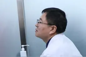 黑痣长在后背的脓包上面需要切掉吗?#黑痣 #黑痣需要切除吗 #肿物 #肿物切除 #体表肿物视频封面