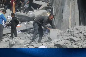 【现场：#空袭目击者称加沙已成地狱  】“一些废墟下的受害者痛苦地喊叫了一整夜，但我们却无法救出他们。”一位巴勒斯坦民众在接受CGTN采访时表示，由于当地燃油短缺以及道路严重受损，救护车很难抵达空袭现场展开救援。据加沙地带卫生部门的统计数据显示，18日以军在加沙地带的军事行动已造成至少400人死亡。以色列军方18日宣布，在停火谈判陷入僵局之际，以军对加沙地带发起了“大规模打击”。#CGTN在一线视频封面