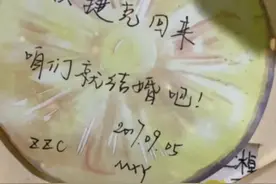 3月14日（采访时间）山东东营，情侣重回高中常去的面馆，墙上还贴着那时两人的约定视频封面