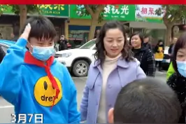 张琳艳回母校与学妹们踢球，被班主任塞糖满脸的开心！#张琳艳回母校被班主任塞糖 #张琳艳 #中国女足 视频封面